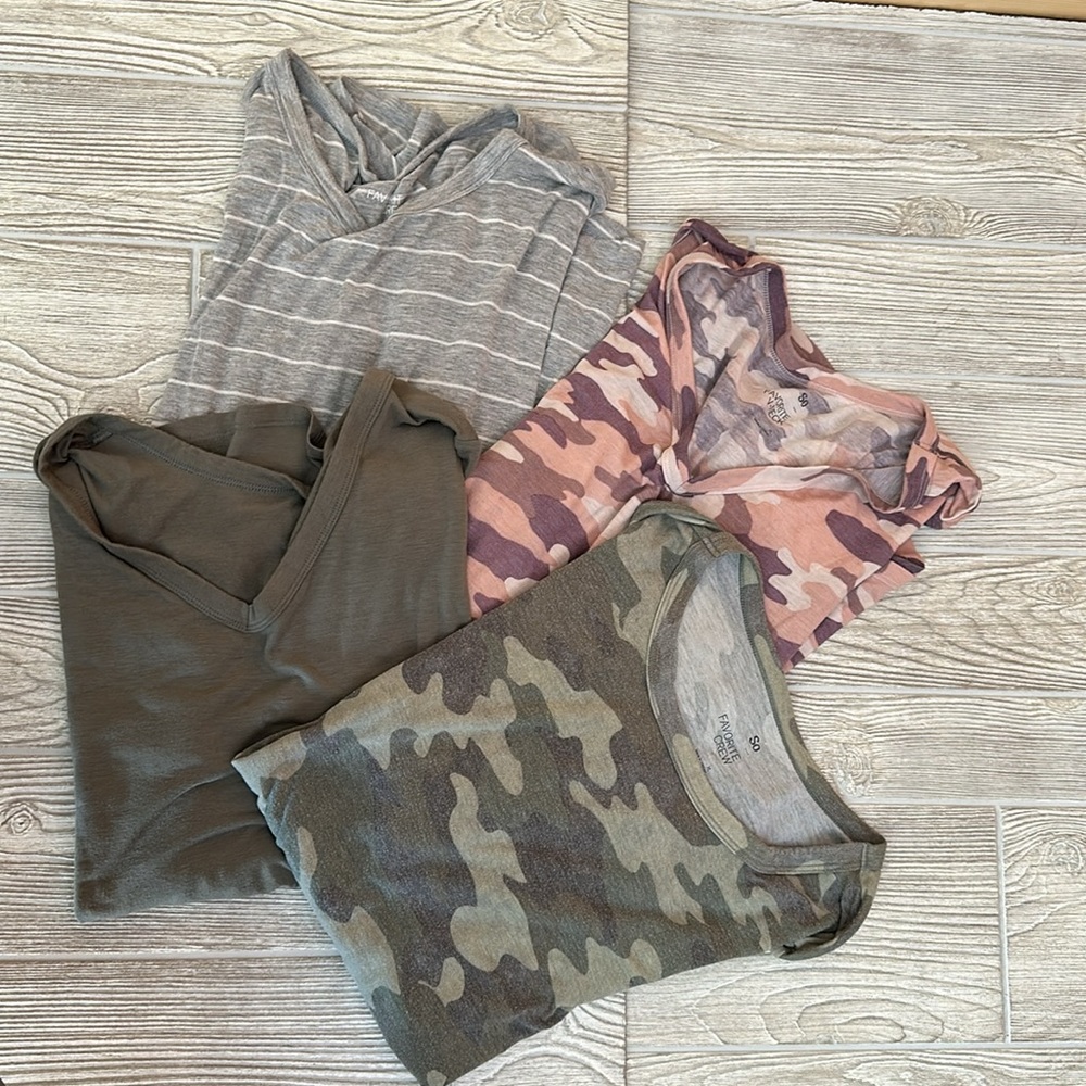 Juniors SO Favorite Crew and V-neck Tshirt Lot of 4. Size XL